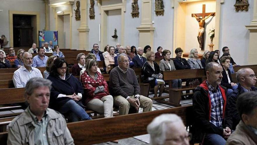 Asistentes a la misa en recuerdo del padre Treceño, ayer, en la iglesia de la Inmaculada.