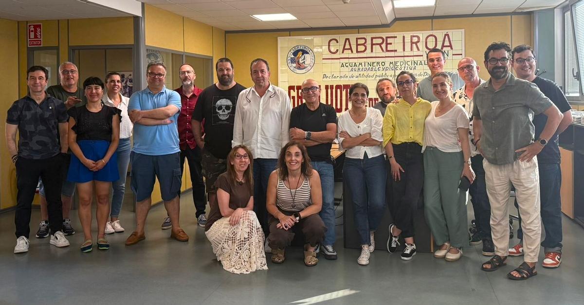 Jaime Conde (noveno por la izquierda, con camiseta negra), junto a los compañeros de FARO que trabajaron el día de su adiós.