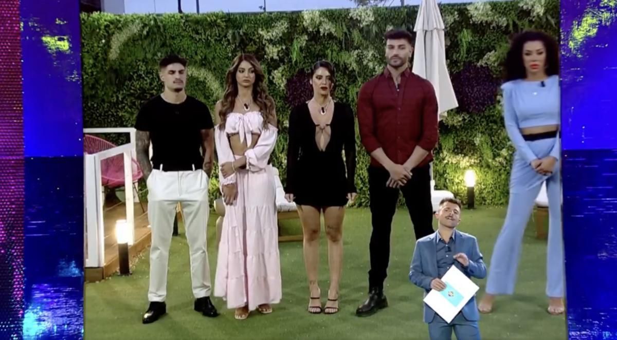Bayan y Álvaro, junto a sus compañeros antes de abandonar el vecindario