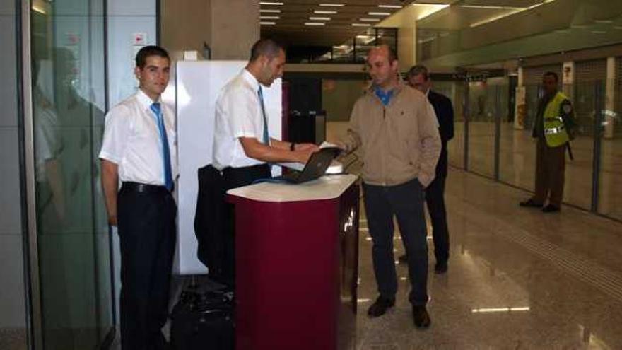 Los primeros pasajeros del AVE en la estación de Villena, en una imagen tomada ayer.