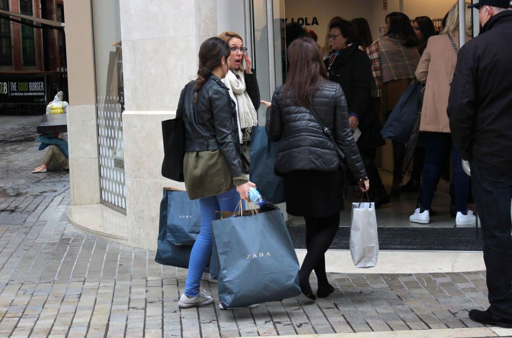 Mucha actividad en los comercios de Málaga en el primer día de compras con descuentos extraordinarios