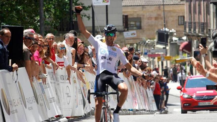 Felipe Orts celebra su triunfo en la última etapa de la Vuelta a Salamanca