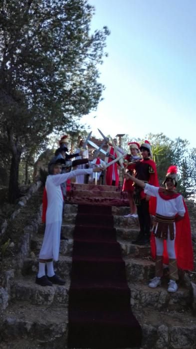 Más de 700 alumnos de Infantil y Primaria del colegio Sagrado Corazón escenificaron en las instalaciones del colegio treinta escenas diferentes.