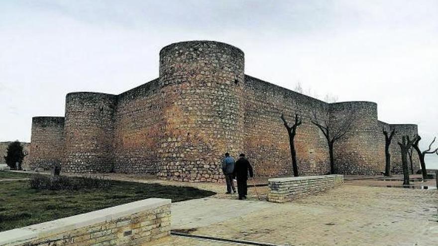 Dos vecinos pasean por el entorno en el que está enclavado el Alcázar de Toro. | M. J. C.