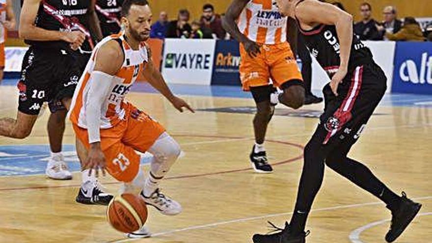 Jeff Xavier, defendido por Leimanis, en el partido entre el Leyma y el Valladolid en Riazor.