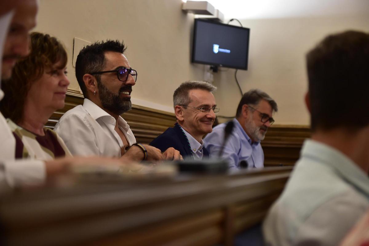 El nuevo edil del PP de Plasencia (segundo al fondo), en su asiento en el pleno.