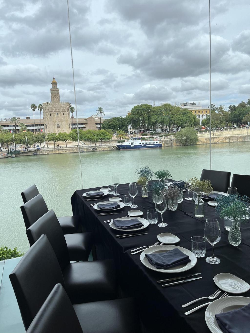 Comida con vistas en el restaurante sevillano Abades Triana