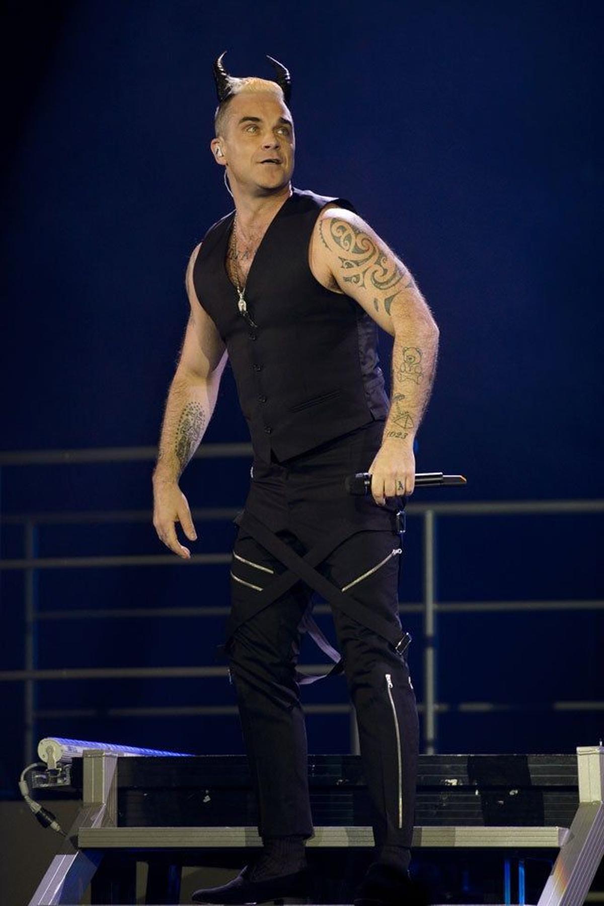 Robbie Williams presume de brazos fuertes