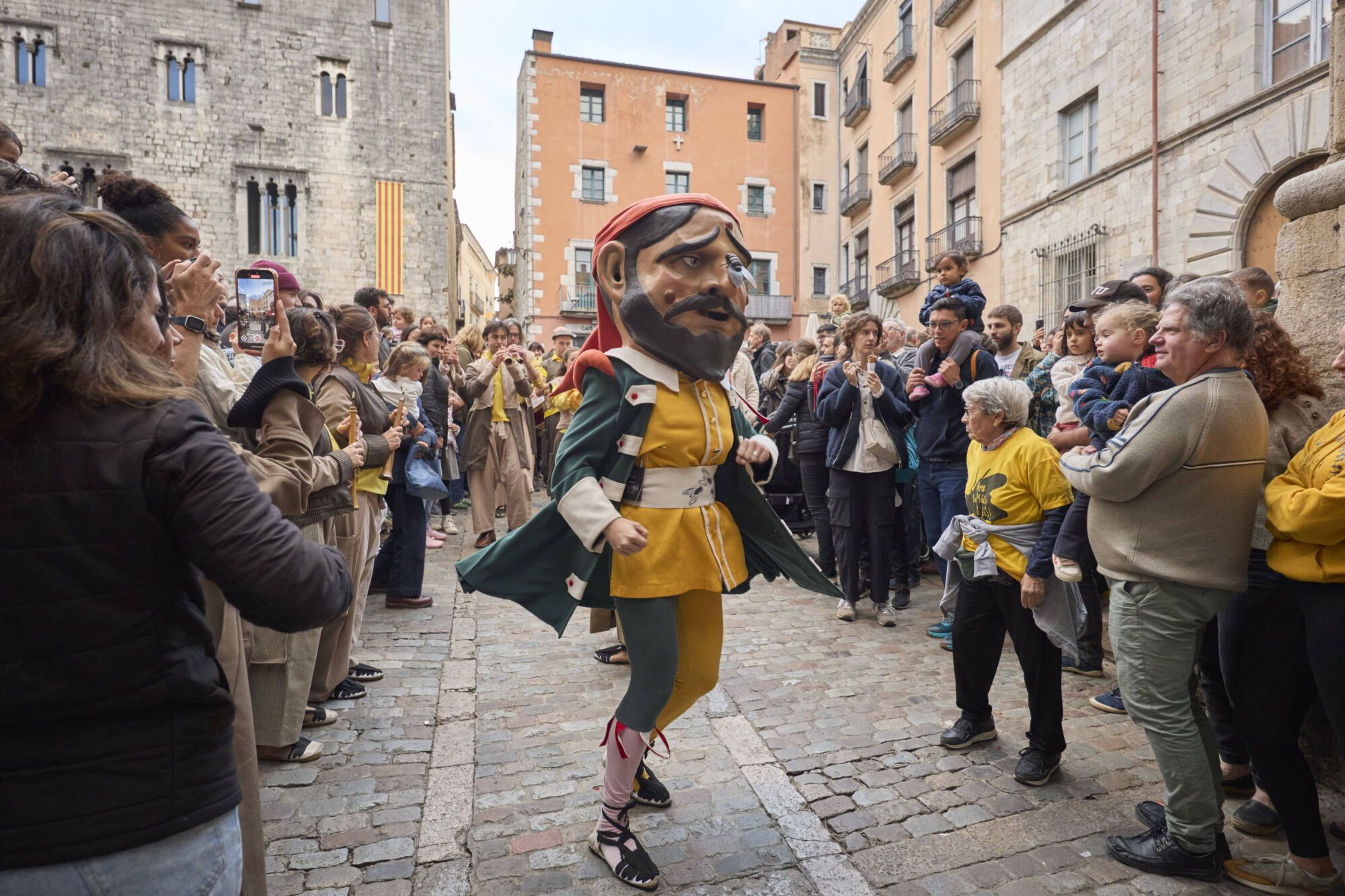 Les fotos de la passejada de capgrossos i gegants a la plaça de la catedral de Girona