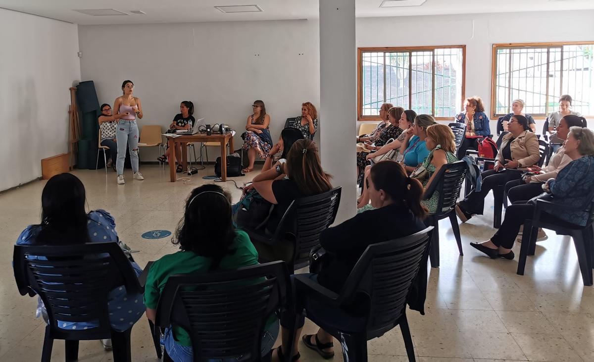 Un momento de la formación del taller a personas cuidadoras en Lanzarote.