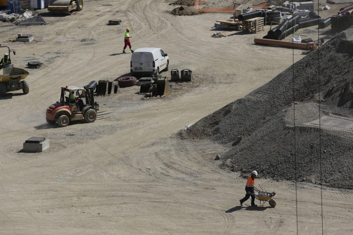 La nueva Marina del Prat Vermell de Barcelona ganará más de un millar de vecinos antes de un año. Las obras de edificios de pisos, oficinas y reurbanización avanzan a todo ritmo, con un horizonte de 12.000 viviendas nuevas entre obra pública y privada.