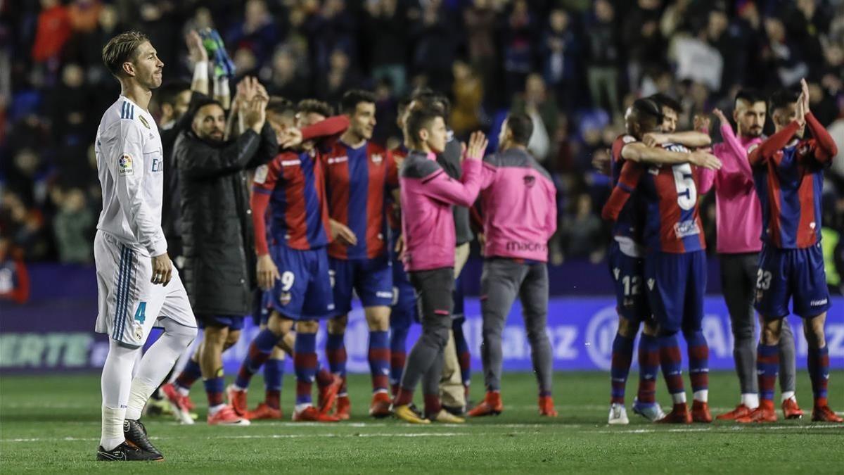 Sergio Ramos sale del campo cariacontecido ante la eurforia del Levante.