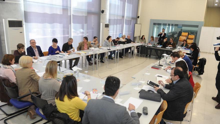 Foto de una reunión de la Mesa de Educación.