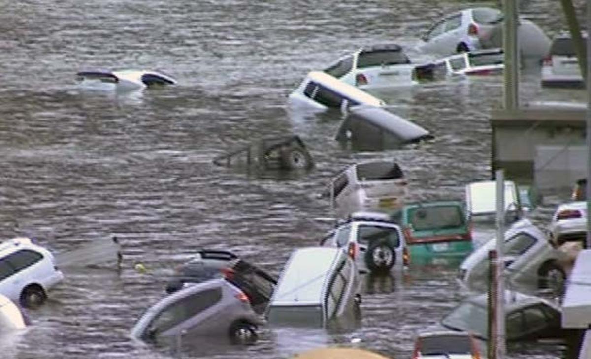 Vehicles arrossegats per les aigües del tsunami a la costa est del Japó. Vehicles arrossegats per les aigües del tsunami a la costa est del Japó.