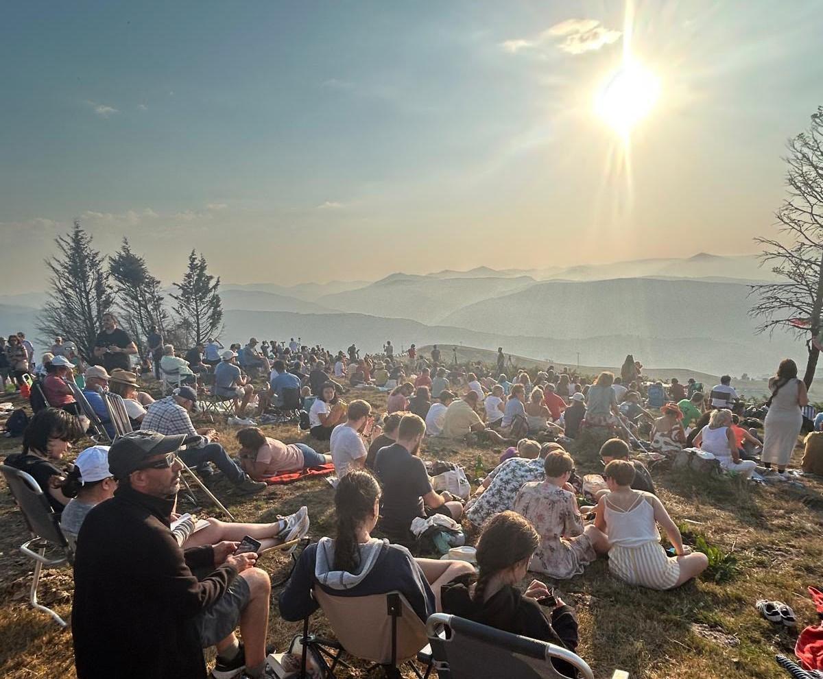Multitud espera el eclipse en el Santuario del Acebo, Cangas del Narcea