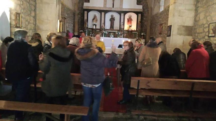 Sotu Cangues celebra la fiesta de Santa Lucía con una multitudinaria misa en la capilla de San Andrés