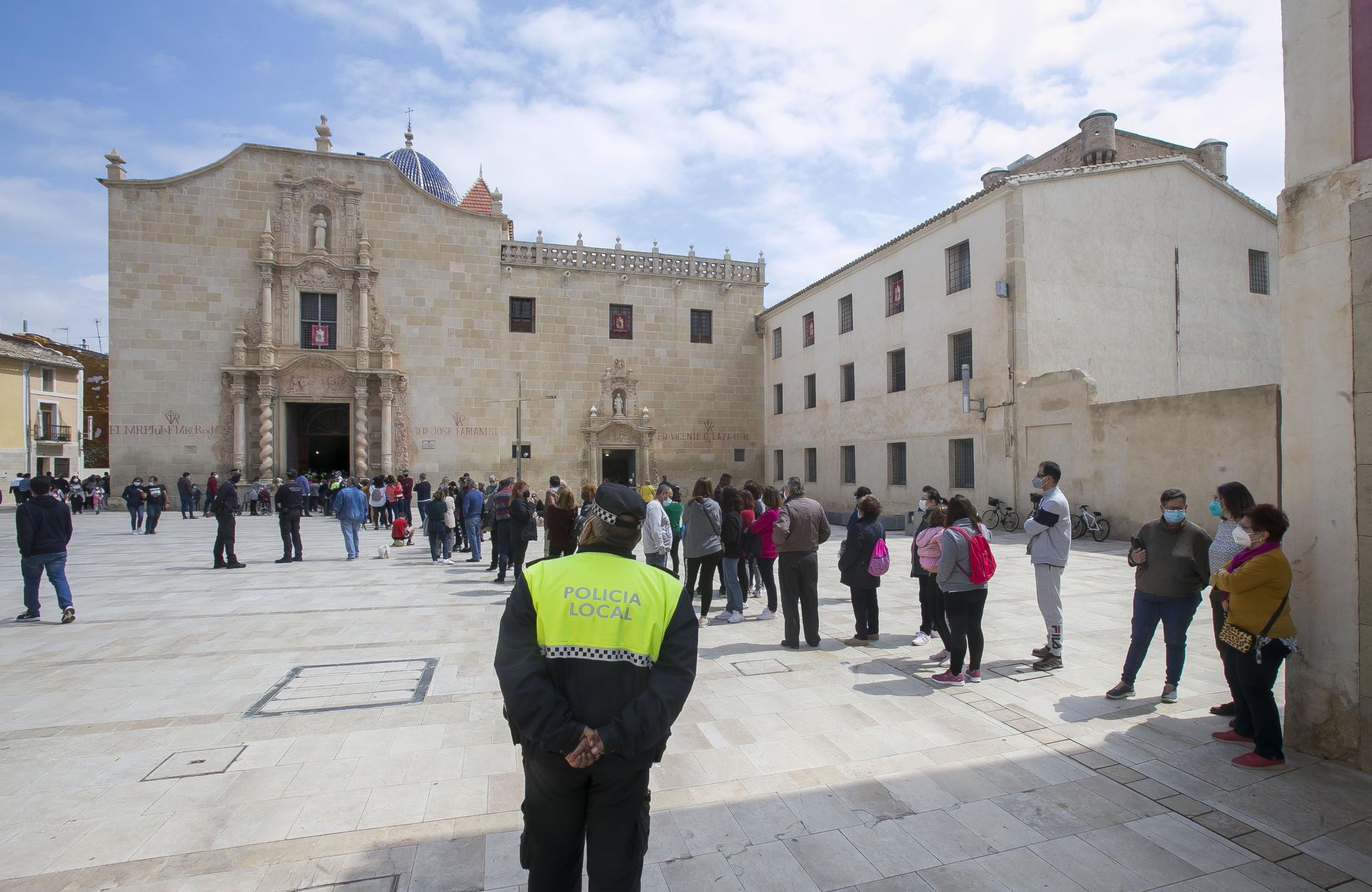 Largas colas en Santa Faz durante el domingo