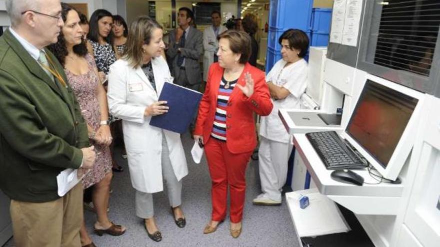 La conselleira de Sanidade, Pilar Farjas, ayer, en el Hospital de A Coruña. / juan varela