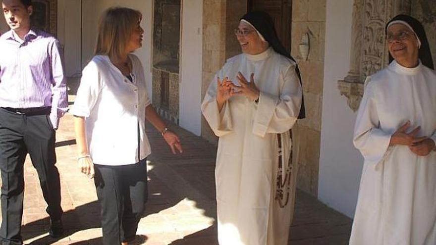 La subdelegada del Gobierno, Pilar de la Higuera, conversa con Sor Lola durante la visita al monasterio.