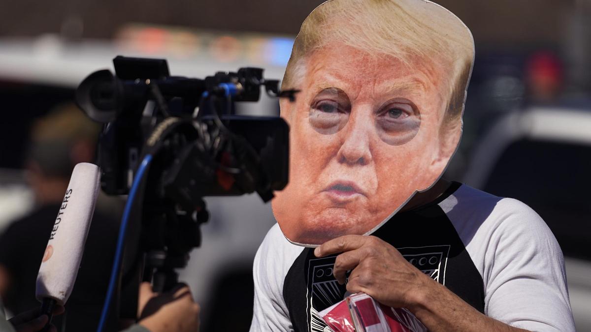 Un hombre luce una máscara con la imagen de Donald Trump, en una localidad de Texas.