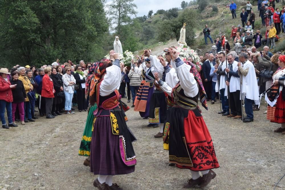 Romería entre Villarino Manzanas y Petisqueira.