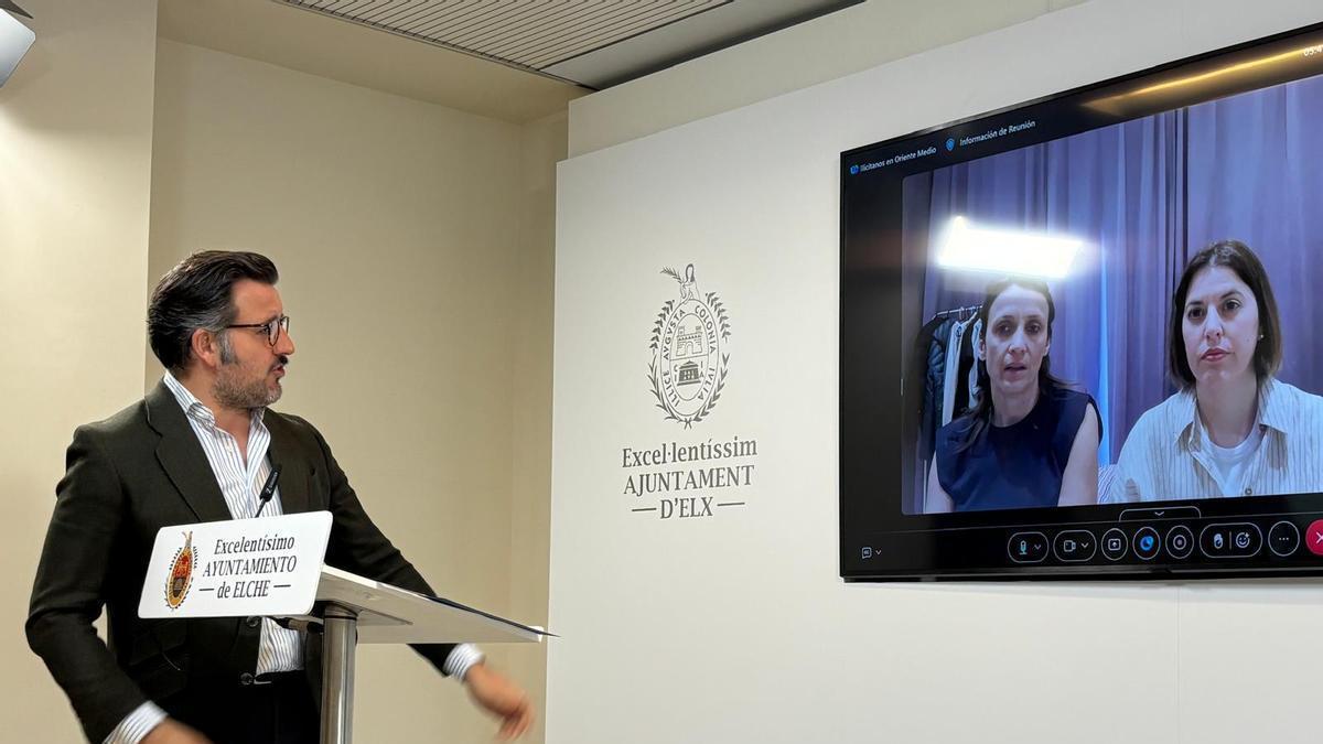 El alcalde de Elche se mantiene en contacto permanente con los ilicitanos en la zona de la guerra de Irán / V. L. Deltell