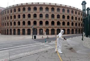 GRAFCVA3193. VALENCIA, 19/03/2020.- Un miembro de la Unidad Militar de Emergencias (UME), realizan trabajos de desinfección ante la Plaza de Toros de Valencia duante la quinta jornada en estado de alarma por el coronavirus. EFE/Juan Carlos Cárdenas