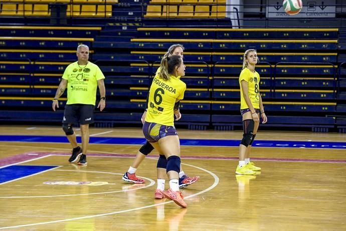 25-02-20 DEPORTES. CENTRO INSULAR DE LOS DEPORTES. LAS PALMAS DE GRAN CANARIA. Entrenamiento y foto de grupo del equipo femenino de volleyball IBSA 7 Palmas.    Fotos: Juan Castro.  | 25/02/2020 | Fotógrafo: Juan Carlos Castro