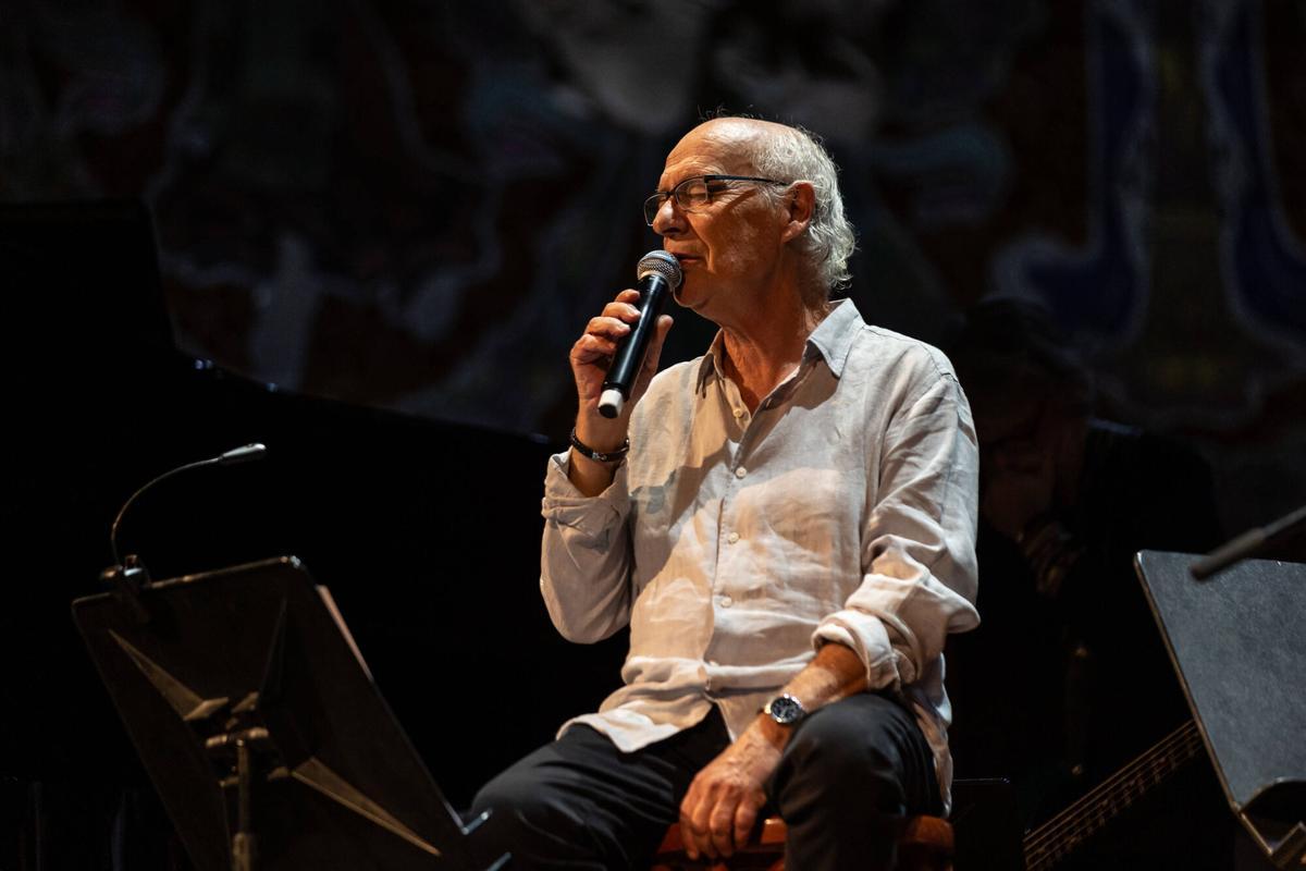 Joan Isaac, durante el concierto por sus 50 años de trayectoria, el 27 de noviembre de 2023 Palau de la Música.