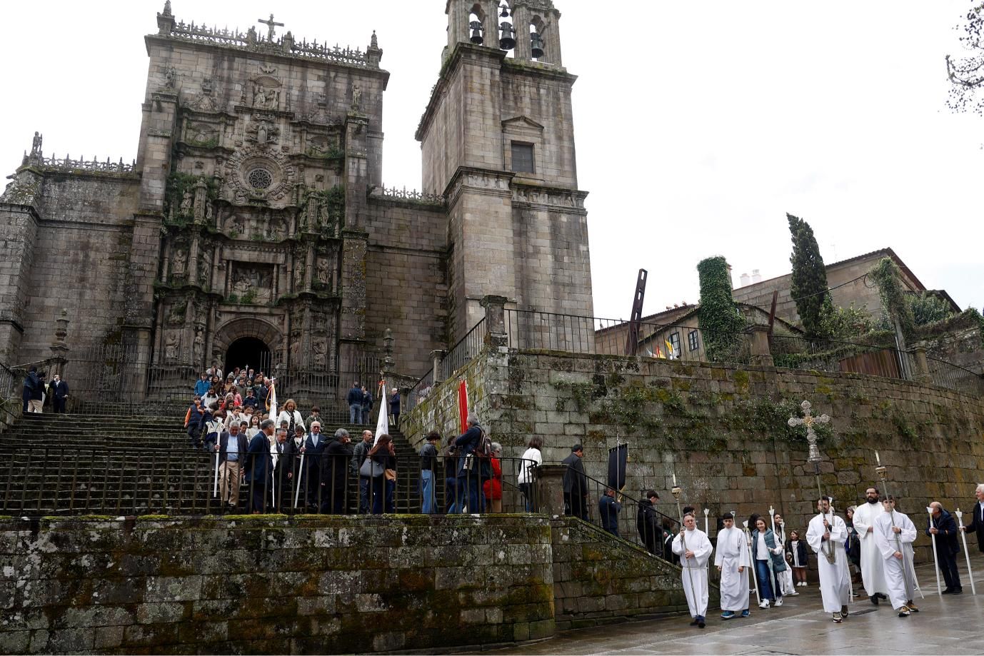 El Viático lleva la comunión a 6 enfermos: alfombrados florales y emoción en Pontevedra