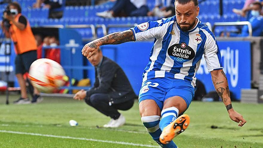 Héctor centra en Riazor