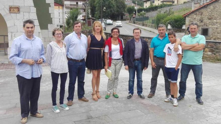 Carmen Pérez, en el centro, en Campo de Caso, junto a responsables del PP en la comarca.