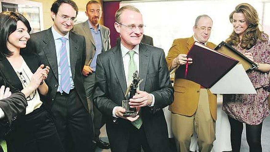 Diego Canga, en el centro, durante la entrega del «Asturiano del mes» de LA NUEVA ESPAÑA.