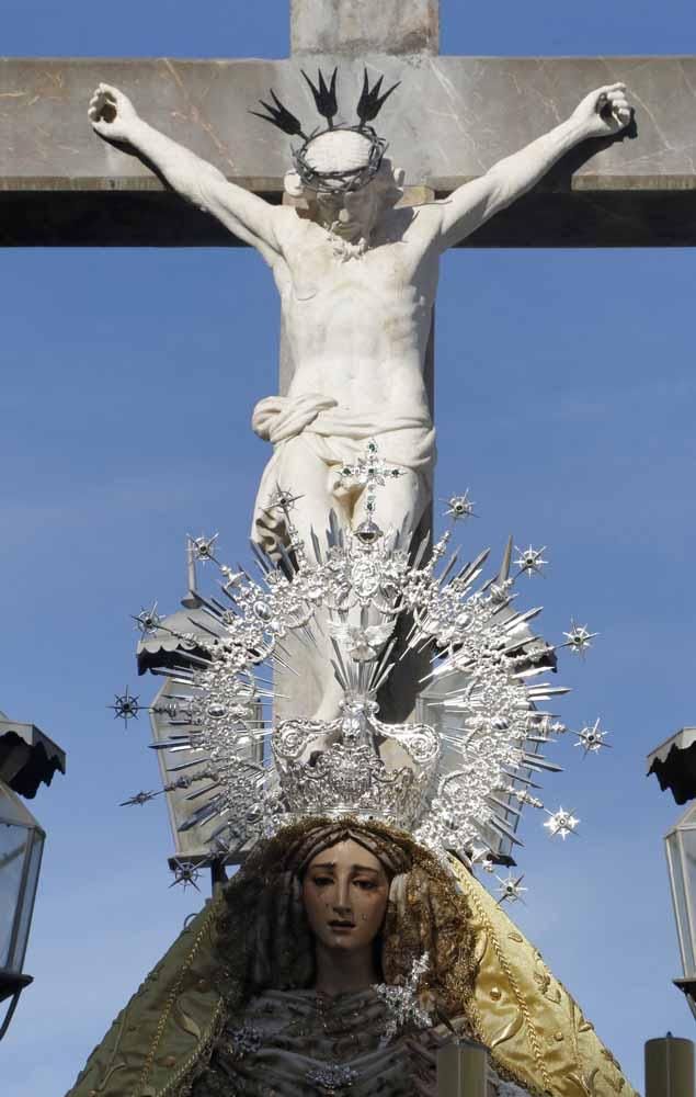 La Virgen de la Paz vuelve a su plaza de Capuchinos