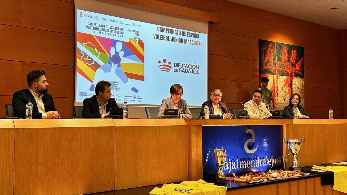 Presentación del campeonato de España de Voleibol en el salón de Cajalmendralejo.