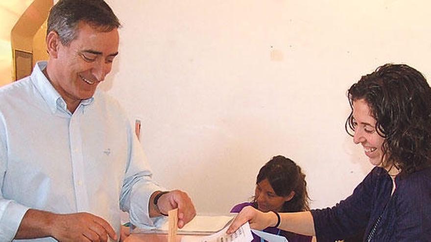 Carlos Simarro (PP), futuro alcalde de Sóller, votando en su colegio electoral de Sóller.