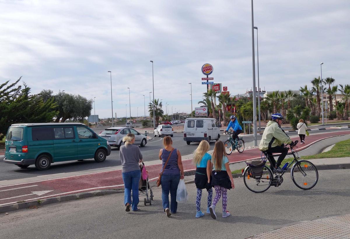 Glorieta en la que el Ministerio de Transporte quiere ubicar una semaforización con inteligencia artificial en Orihuela Costa, en una imagen de archivo