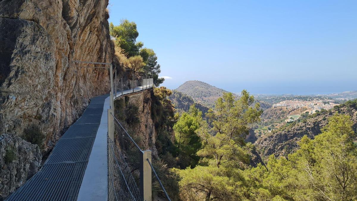 Ruta de la Acequia Lízar, una de las rutas de senderismo más vertiginosas de Málaga