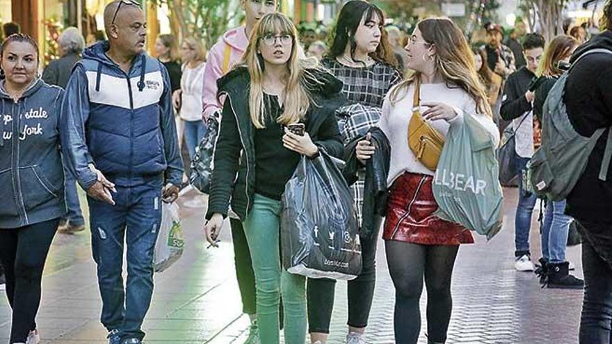Un grupo de mujeresrecorren el centro de Palma en busca de descuentos.