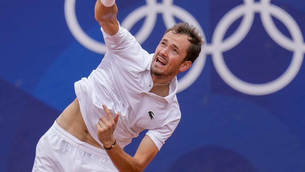 Daniil Medvedev de Rusia devuelve el balón contra Felix Auger-Aliassime de Canadá durante la competición de tenis individual masculina en el estadio Roland Garros, en los Juegos Olímpicos de Verano de 2024.