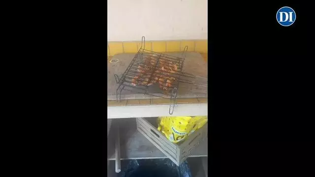 Vídeo: Entran en su terraza por la noche, se beben su tónica y cocinan sus gambas congeladas en Formentera