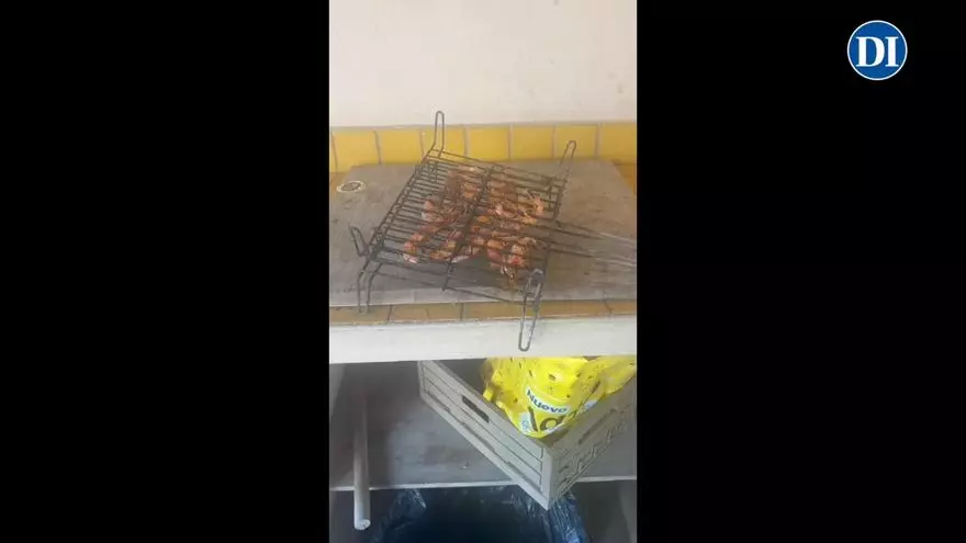Vídeo: Entran en su terraza por la noche, se beben su tónica y cocinan sus gambas congeladas en Formentera