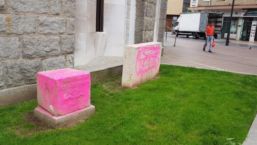 Pintan de rosa los monolitos franquistas de la plaza de La Gesta de Oviedo