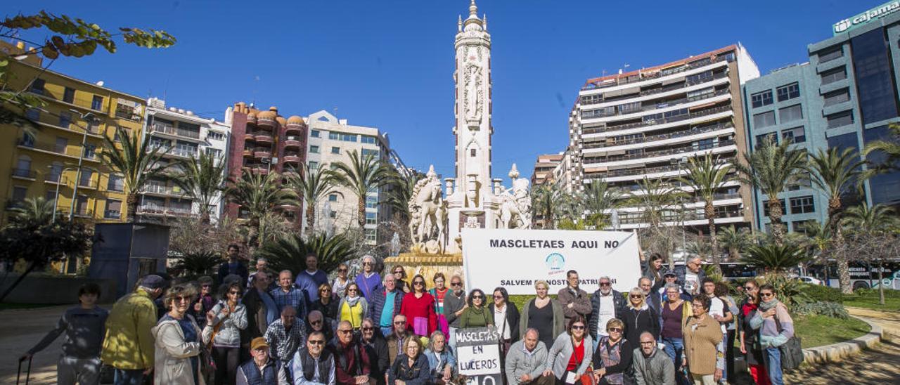 A la protesta del sábado por el traslado de las mascletàs asistieron ediles de Compromís y Podemos.