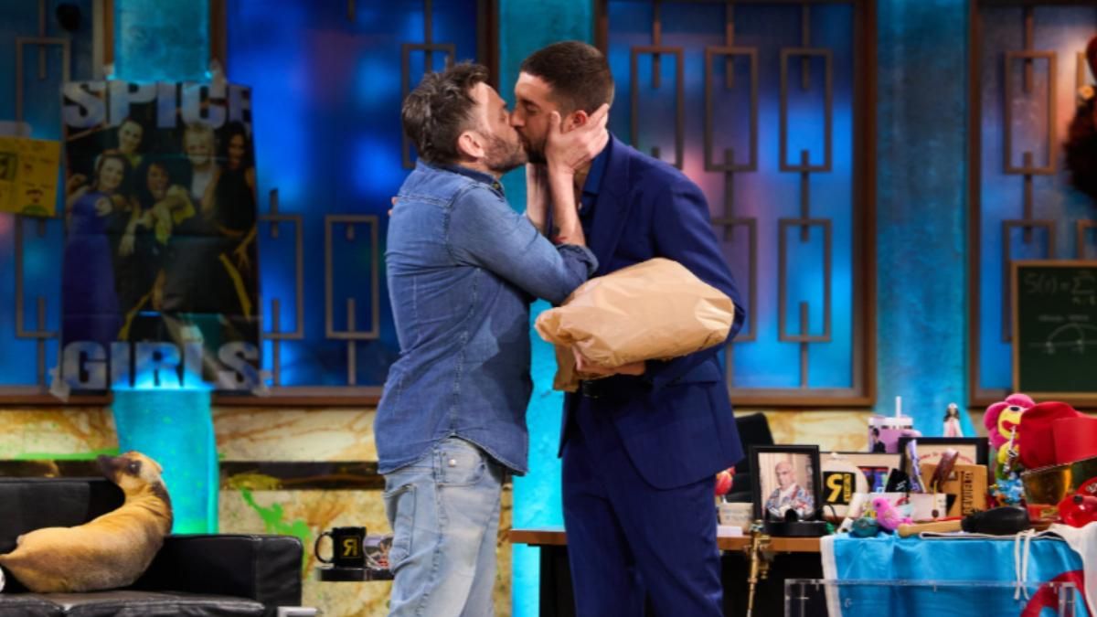 El beso de Fernando Tejero y David Broncano en 'La Revuelta'