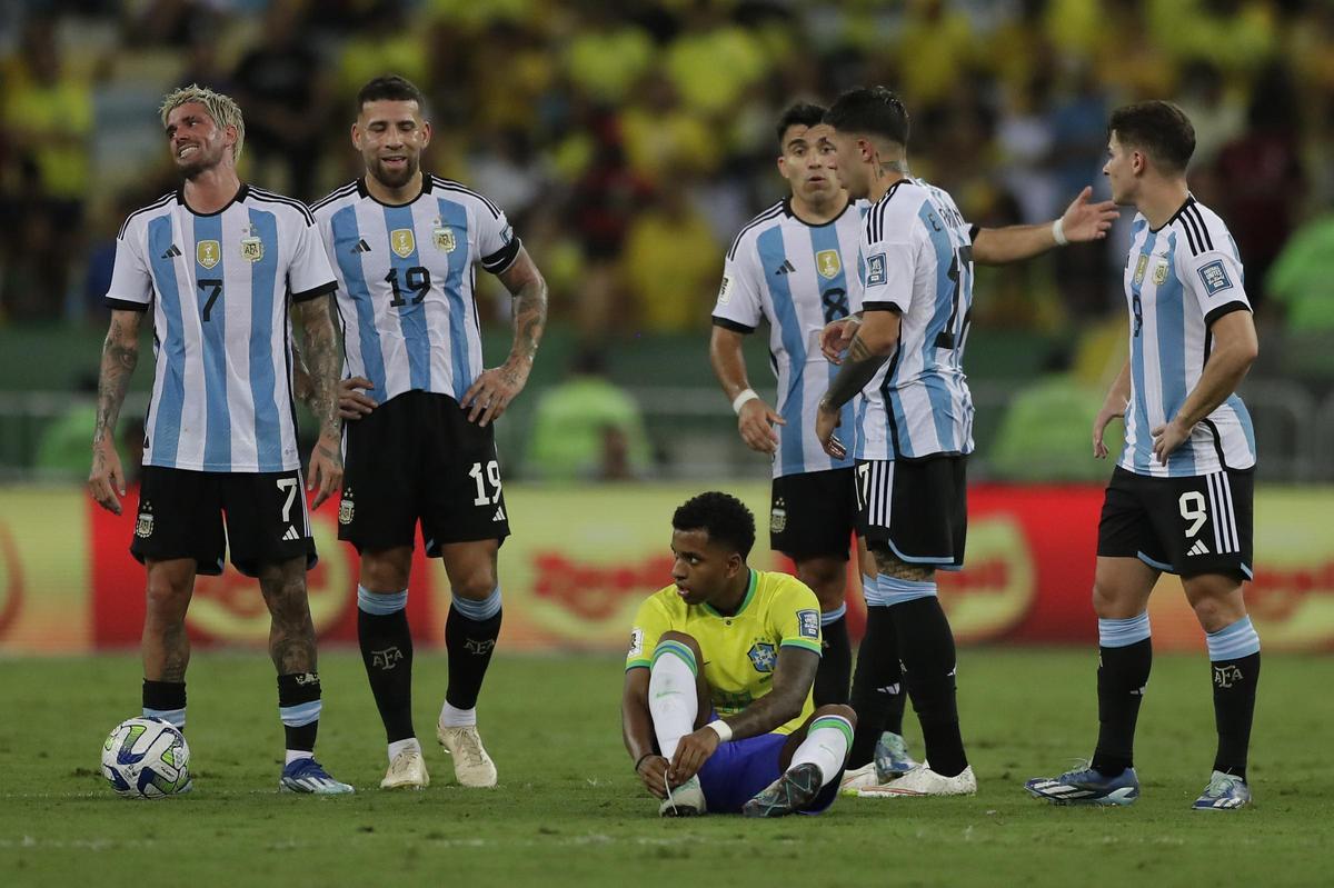 Rodrygo recibe insultos racistas en redes tras su encontronazo con Messi.