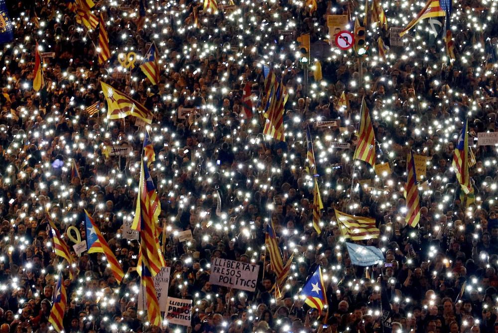 Manifestación en Barcelona para pedir la libertad de los exconsejeros encarcelados y de ''''''''los Jordis''''''''