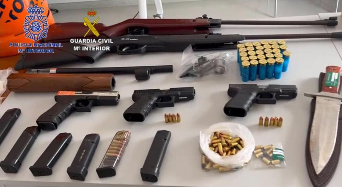 Armas intervenidas en los registros de las fuerzas de seguridad en la ‘Operación Manguza’. | INTERIOR