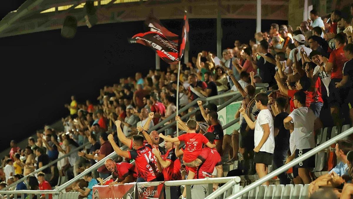 La afición del Salerm Puente Genil arenga al equipo durante un encuentro en el Manuel Polinario.