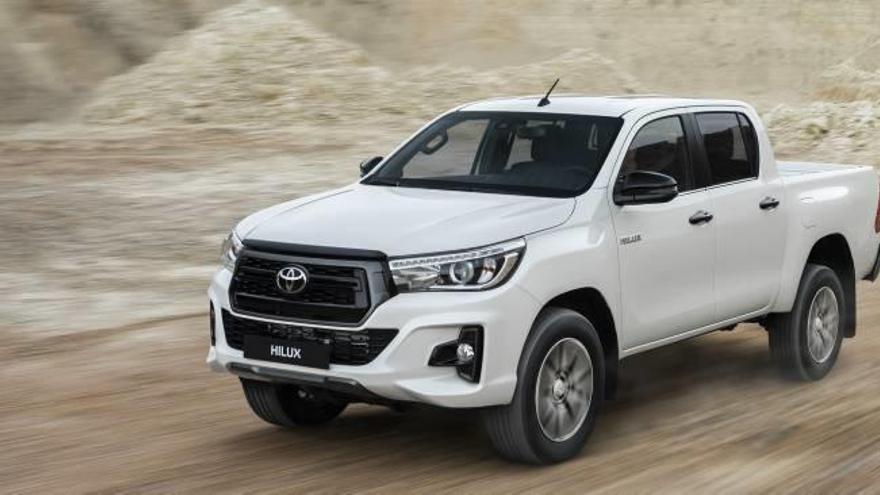 El Toyota Hilux Legend Black tiene la parrilla frontal hexagonal en tonalidad oscura.